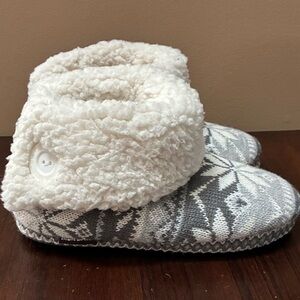 Muk Luks, Knit Slippers, NWOT, W size 5-6
